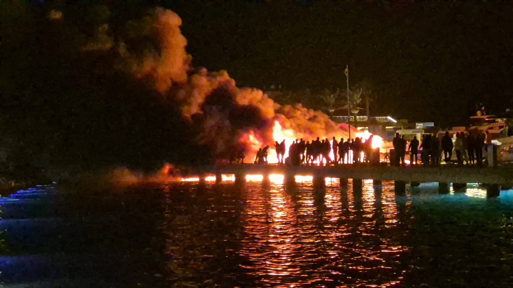 Bodrum'da 7 motoryat yanarak battı