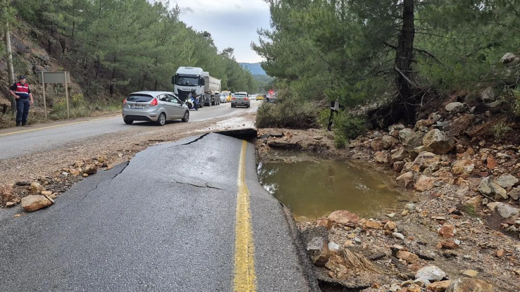 Bodrum'da ana isale hattı patladı, yol dereye döndü