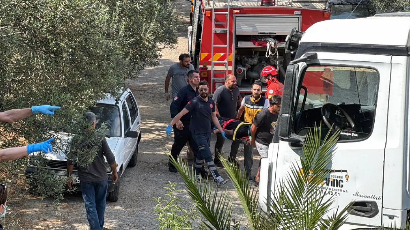Bodrum'da devrilen kamyonda sıkışan 3 kişi kurtarıldı