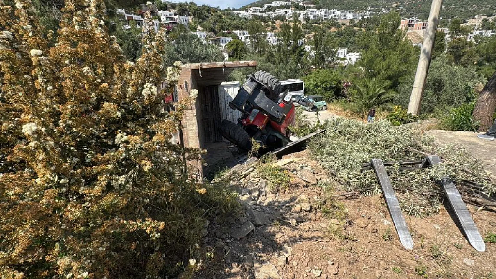 Bodrum'da devrilen kamyonda sıkışan 3 kişi kurtarıldı