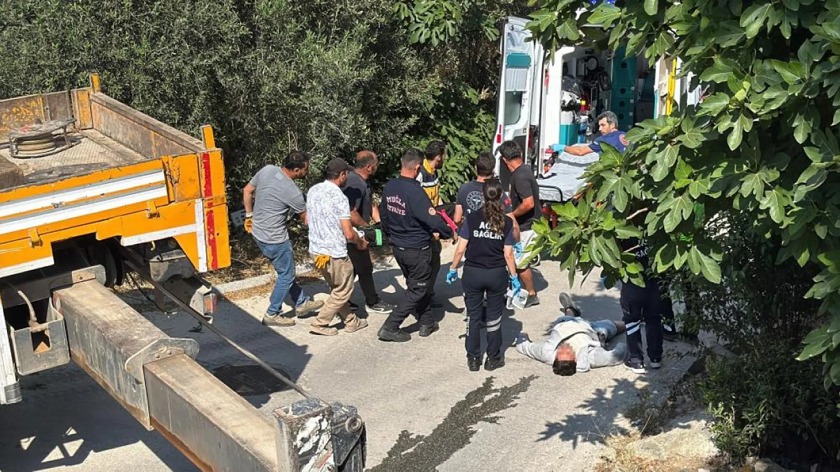 Bodrum'da devrilen kamyonda sıkışan 3 kişi kurtarıldı
