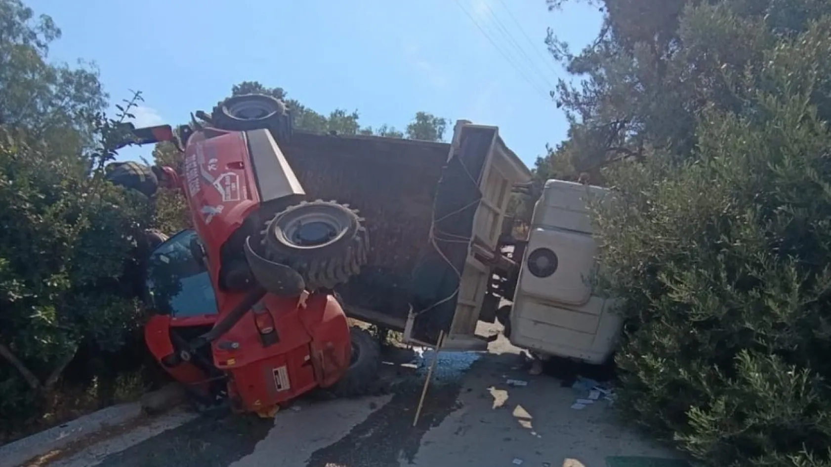 Bodrum'da devrilen kamyonda sıkışan 3 kişi kurtarıldı