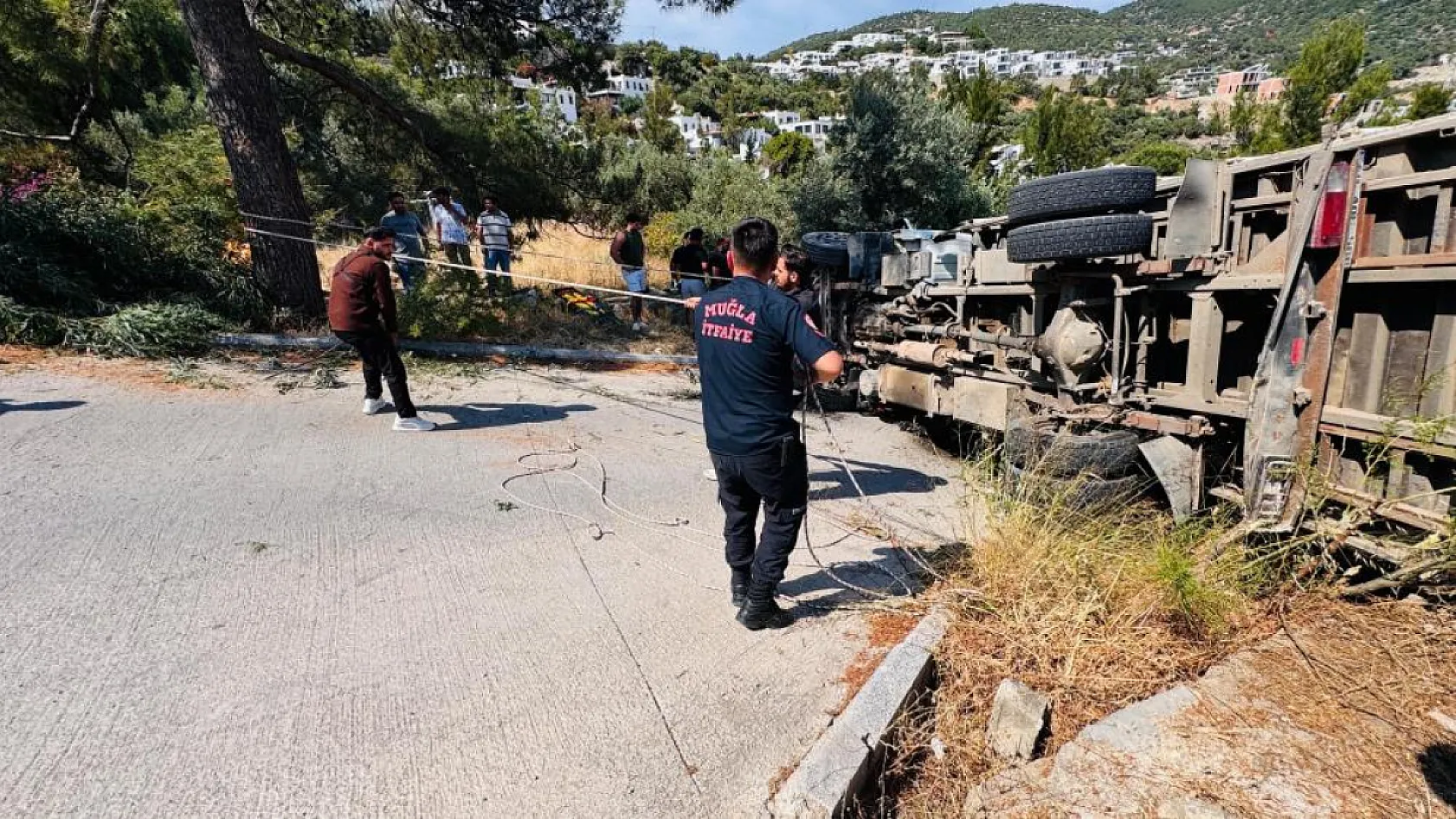 Bodrum'da devrilen kamyonda sıkışan 3 kişi kurtarıldı