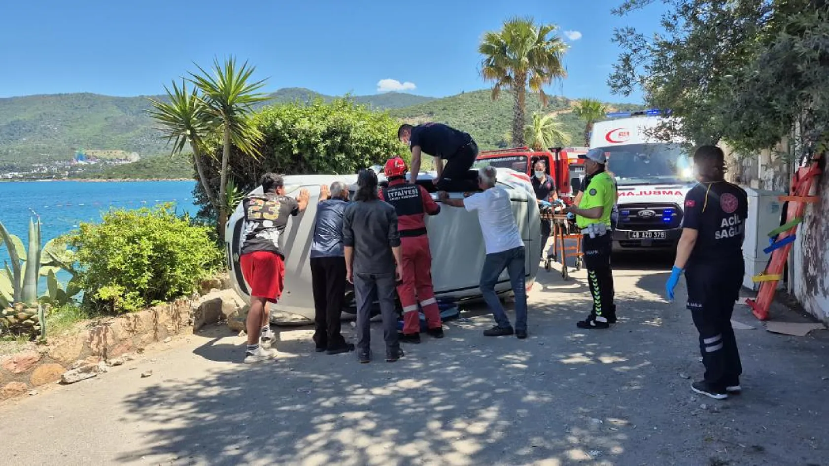 Bodrum'da duvara çarpan otomobil devrildi