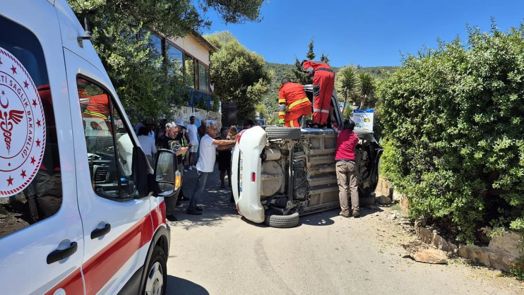 Bodrum'da duvara çarpan otomobil devrildi