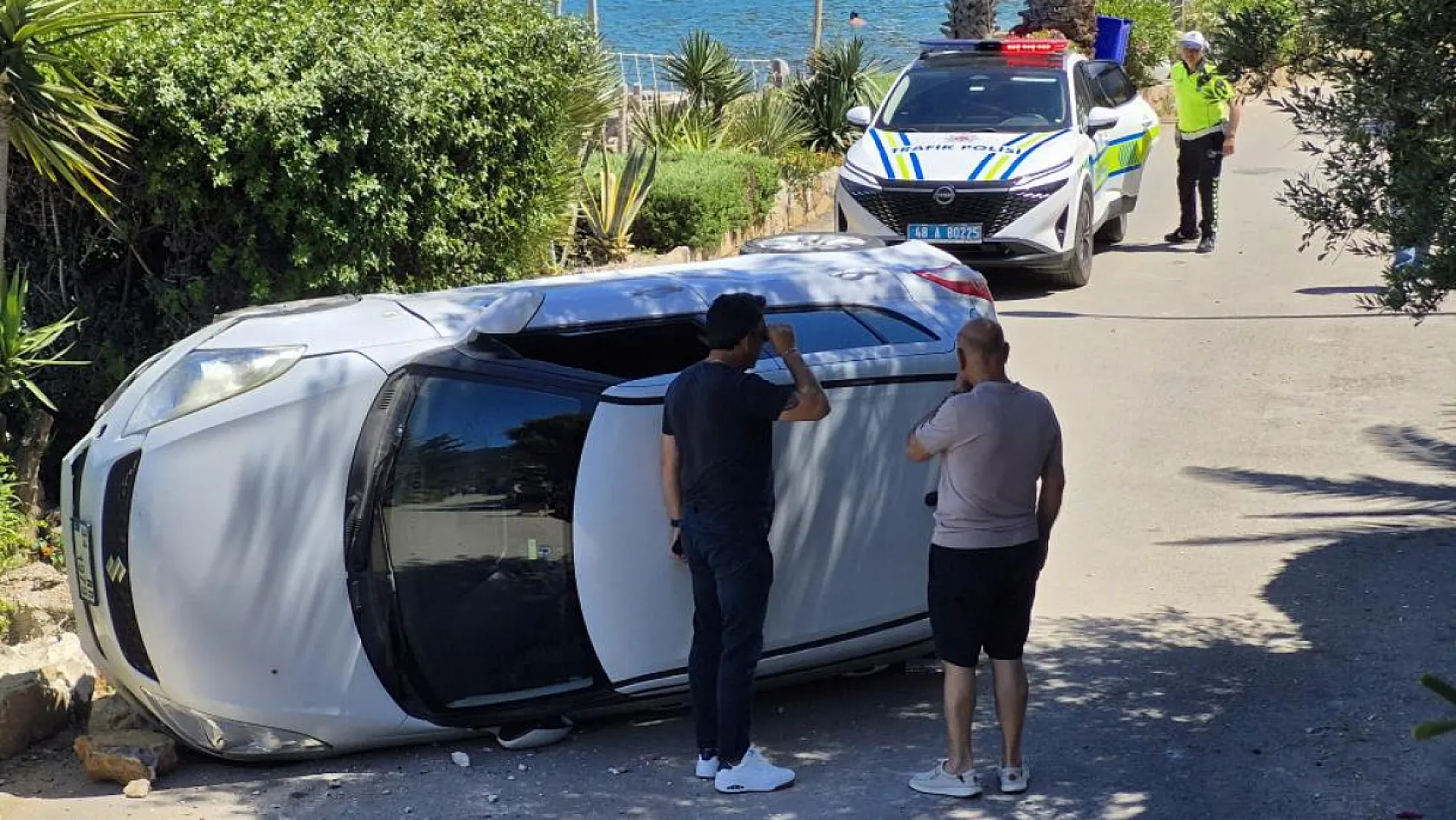 Bodrum'da duvara çarpan otomobil devrildi