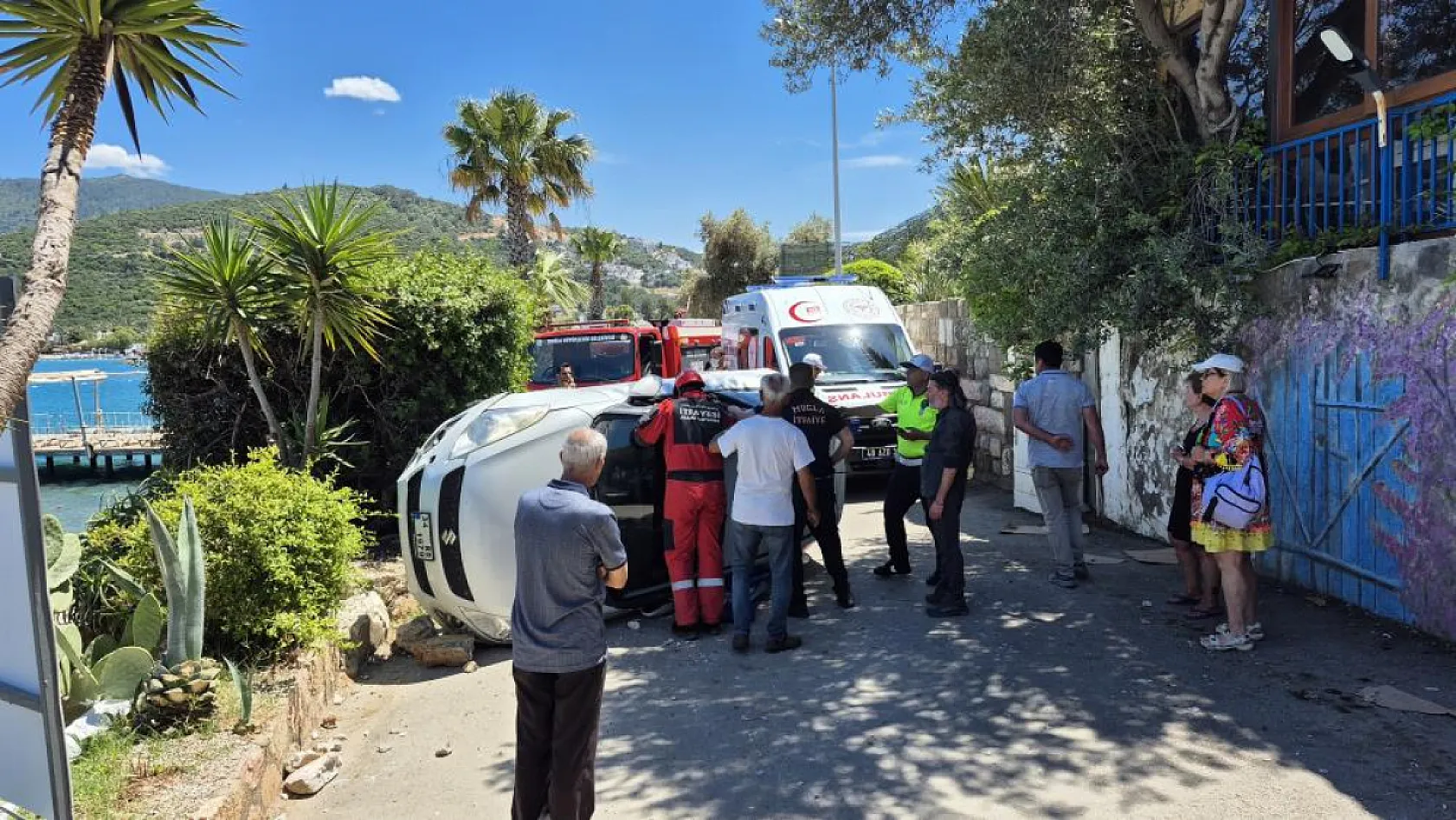 Bodrum'da duvara çarpan otomobil devrildi