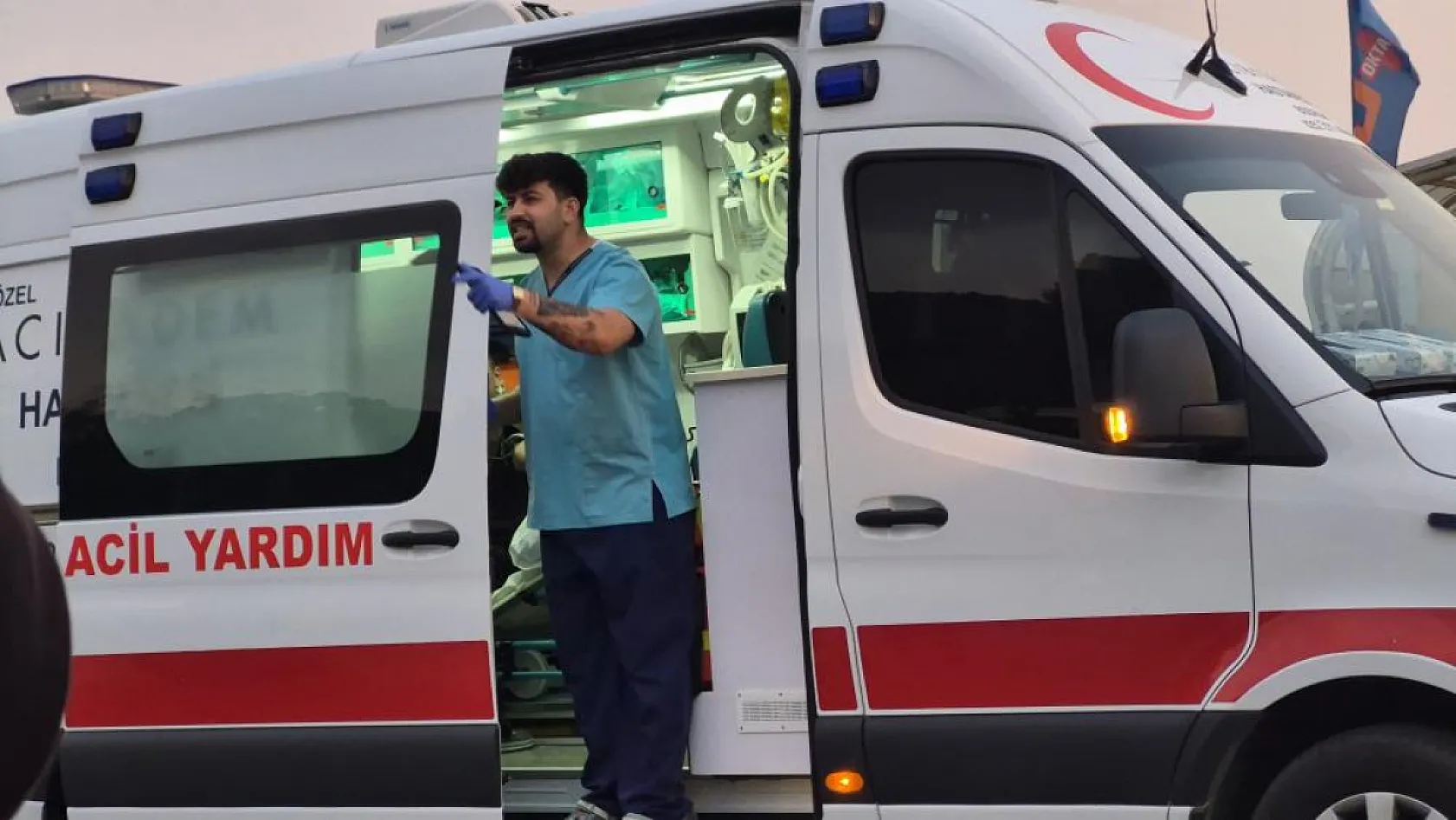 Bodrum'da motosiklet otomobile çarptı: 2 yaralı
