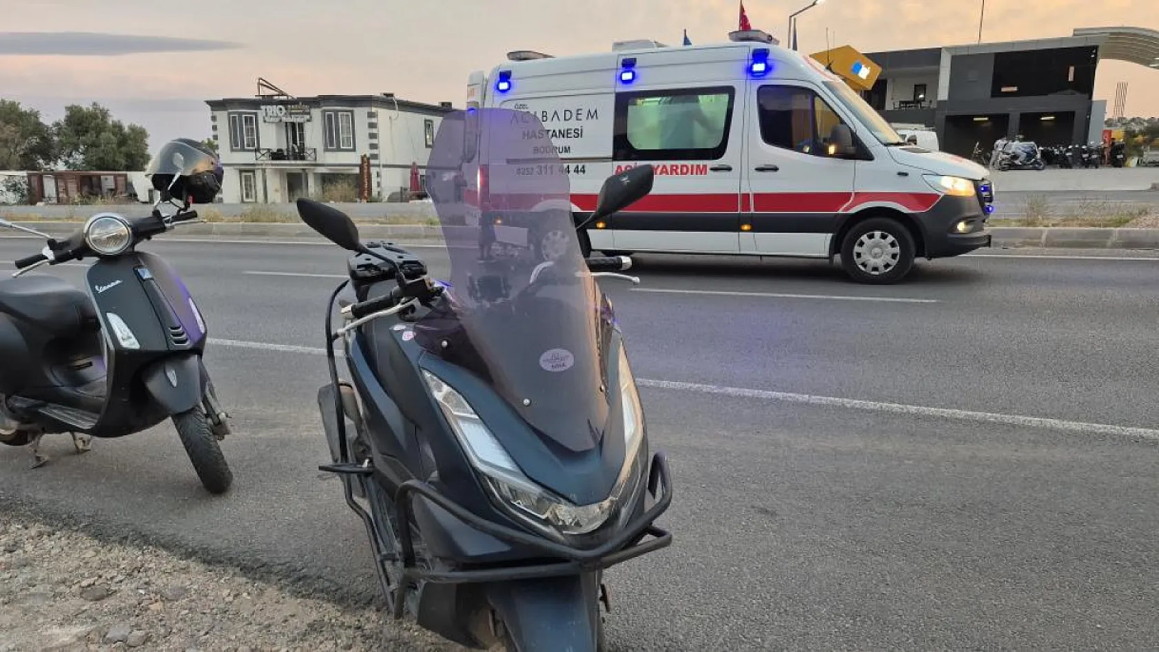 Bodrum'da motosiklet otomobile çarptı: 2 yaralı