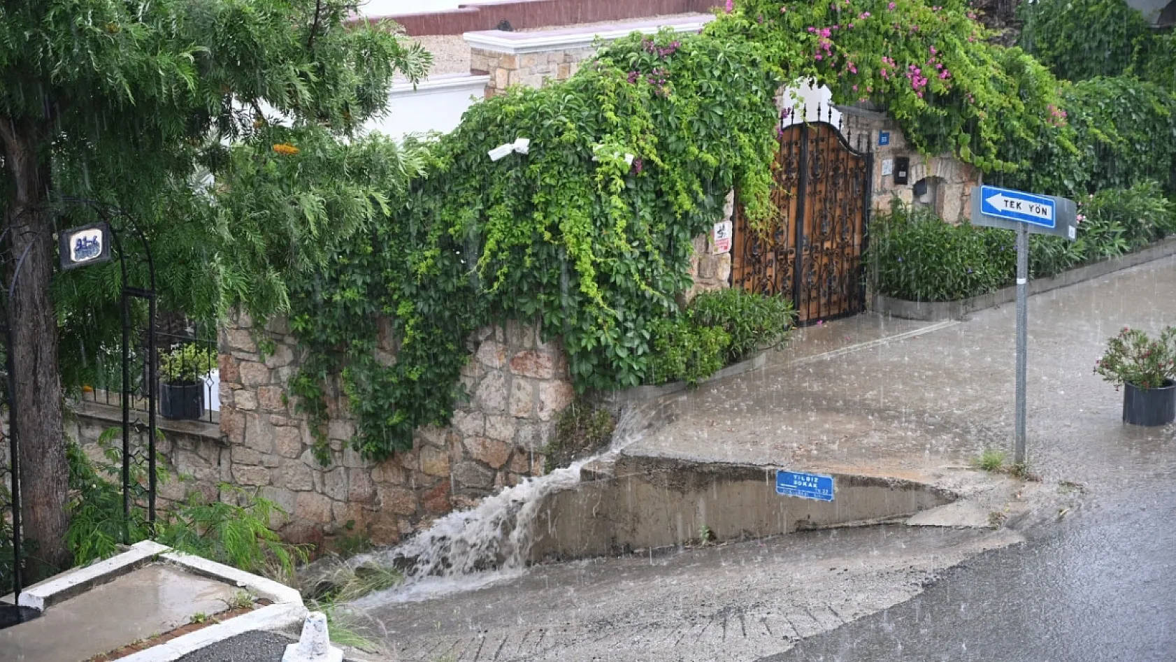 Bodrum'da sağanak sonrası deniz keyfi devam etti
