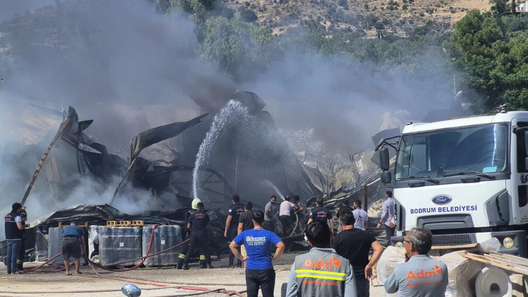 Bodrum'da yapı market alev alev yandı