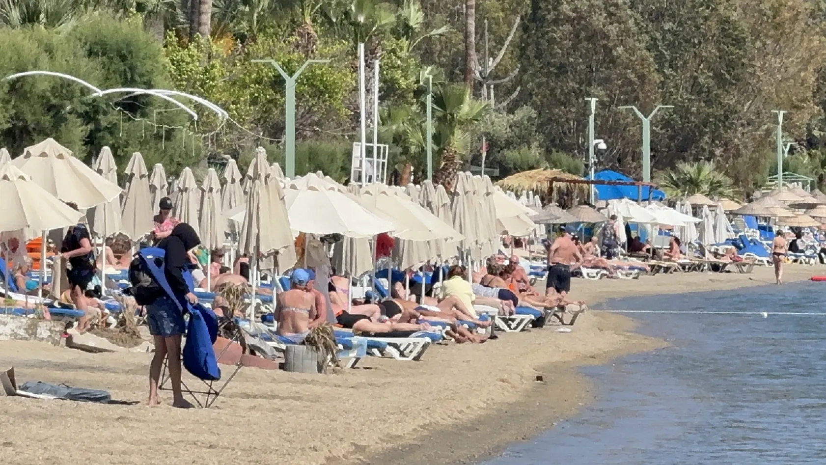 Bodrum'da yazdan kalma günler: Sahiller dolup taştı