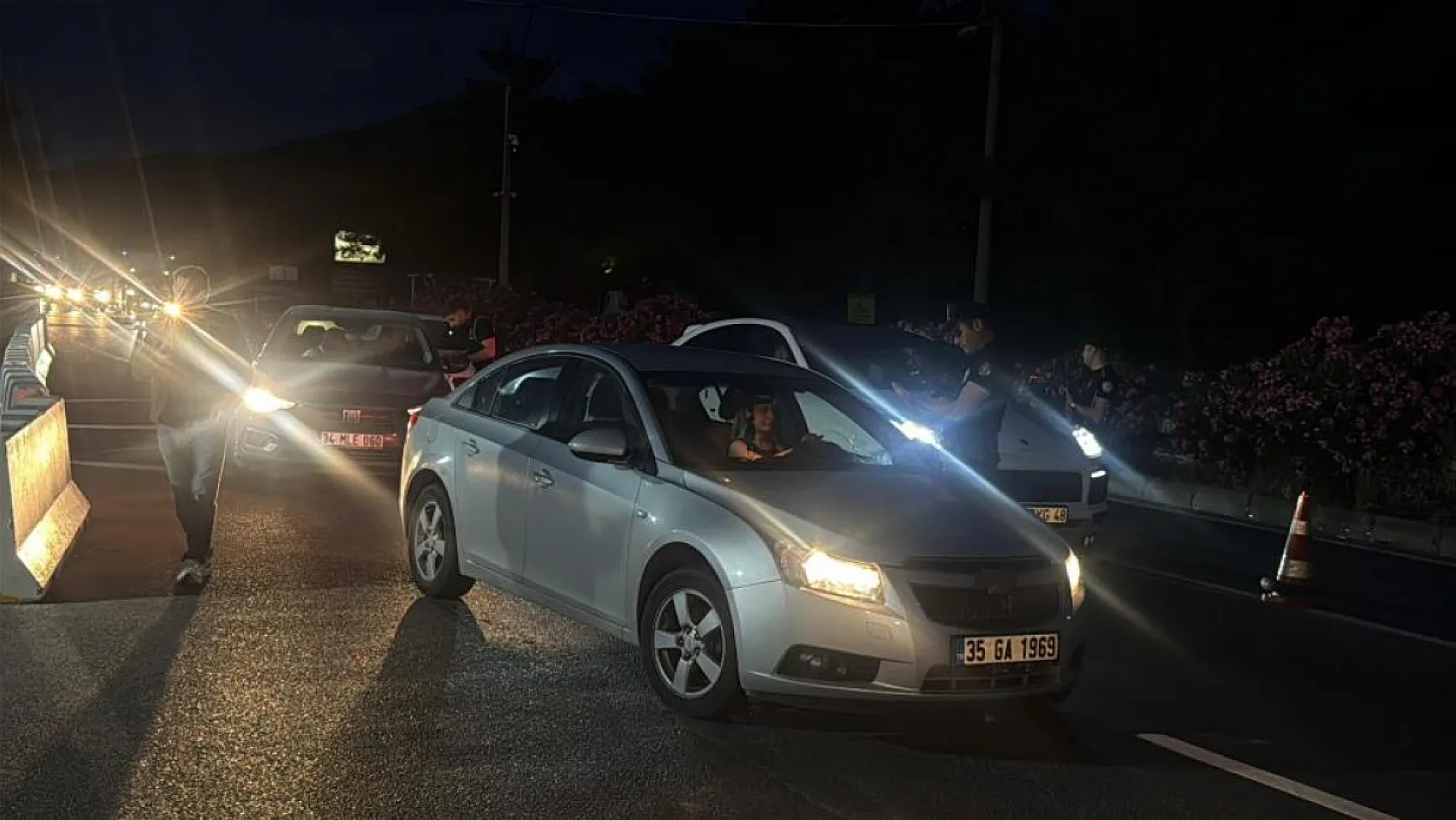 Bodrum girişinde bayram yoğunluğu: Polis ekiplerinden sıkı denetim