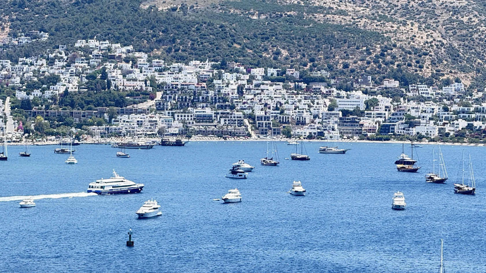 Bodrum koylarında yat kuşatması: Sezon açıldı, denizde yoğunluk başladı