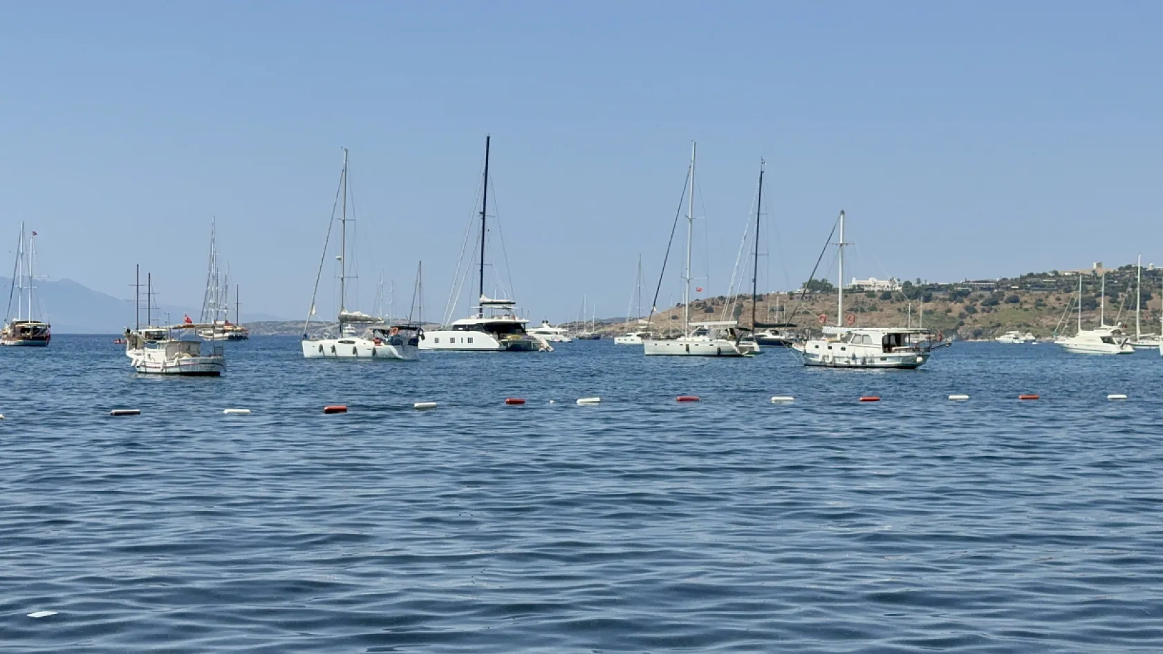Bodrum koylarında yat kuşatması: Sezon açıldı, denizde yoğunluk başladı
