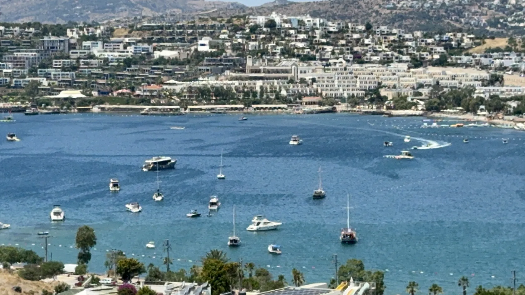 Bodrum koylarında yat kuşatması: Sezon açıldı, denizde yoğunluk başladı