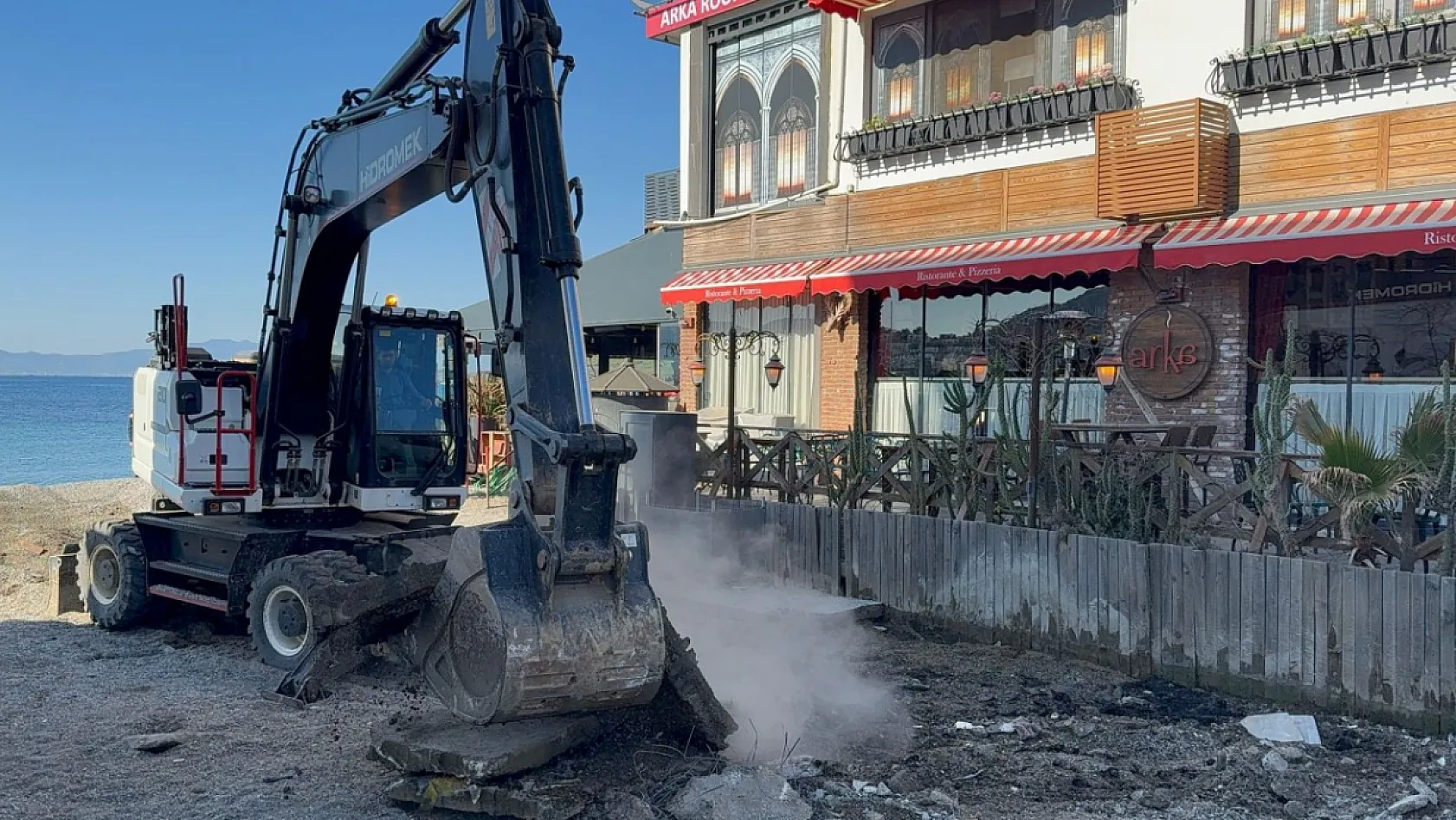 Bodrum Kumbahçe Sahilinde İşgaller Kaldırılıyor: Beton Su Basmanı Söküldü