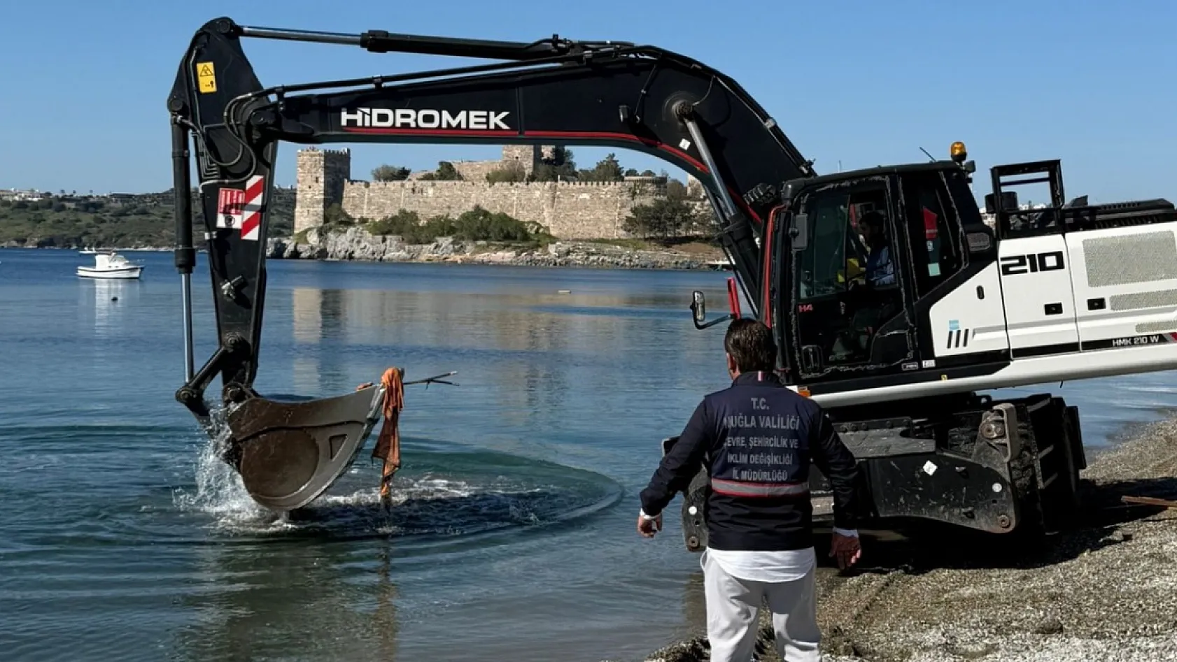 Bodrum Kumbahçe Sahilinde İşgaller Kaldırılıyor: Beton Su Basmanı Söküldü