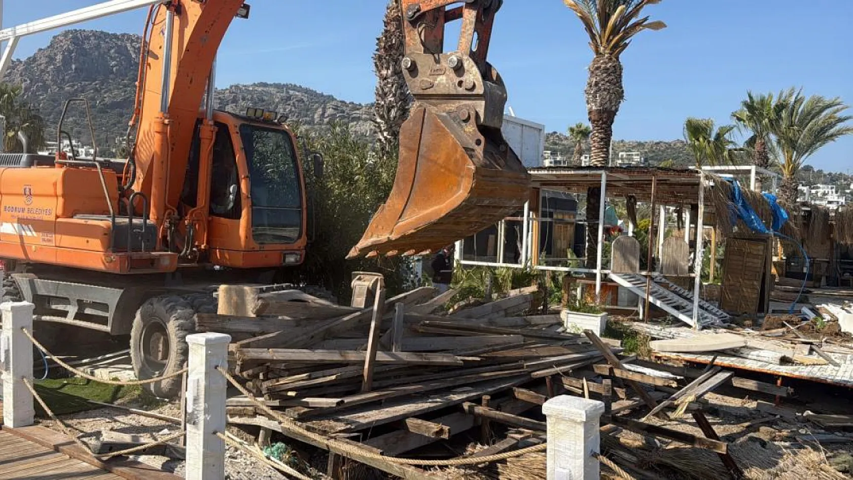 Bodrum Türkbükü sahilinde büyük temizlik