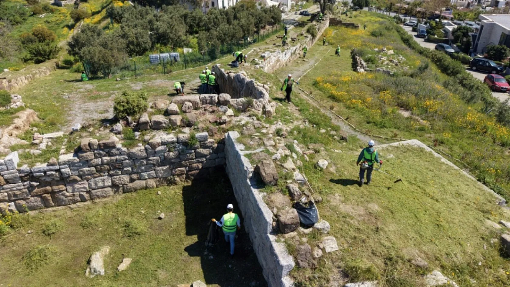 Bodrum'da Antik Halikarnassos Surları'nda temizlik çalışması