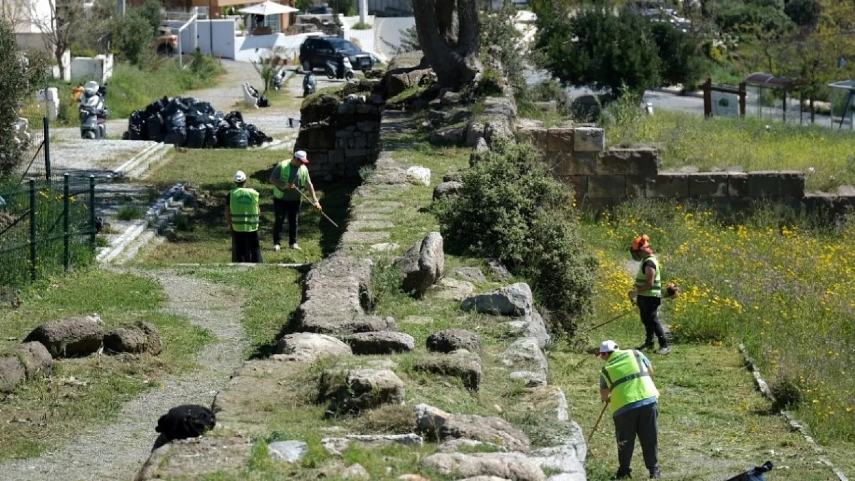 Bodrum'da Antik Halikarnassos Surları'nda temizlik çalışması
