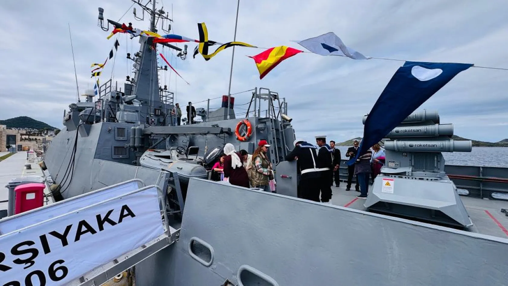 Bodrum'da askeri gemi kapısını çocuklara açtı