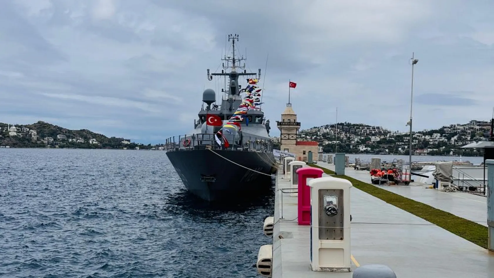 Bodrum'da askeri gemi kapısını çocuklara açtı