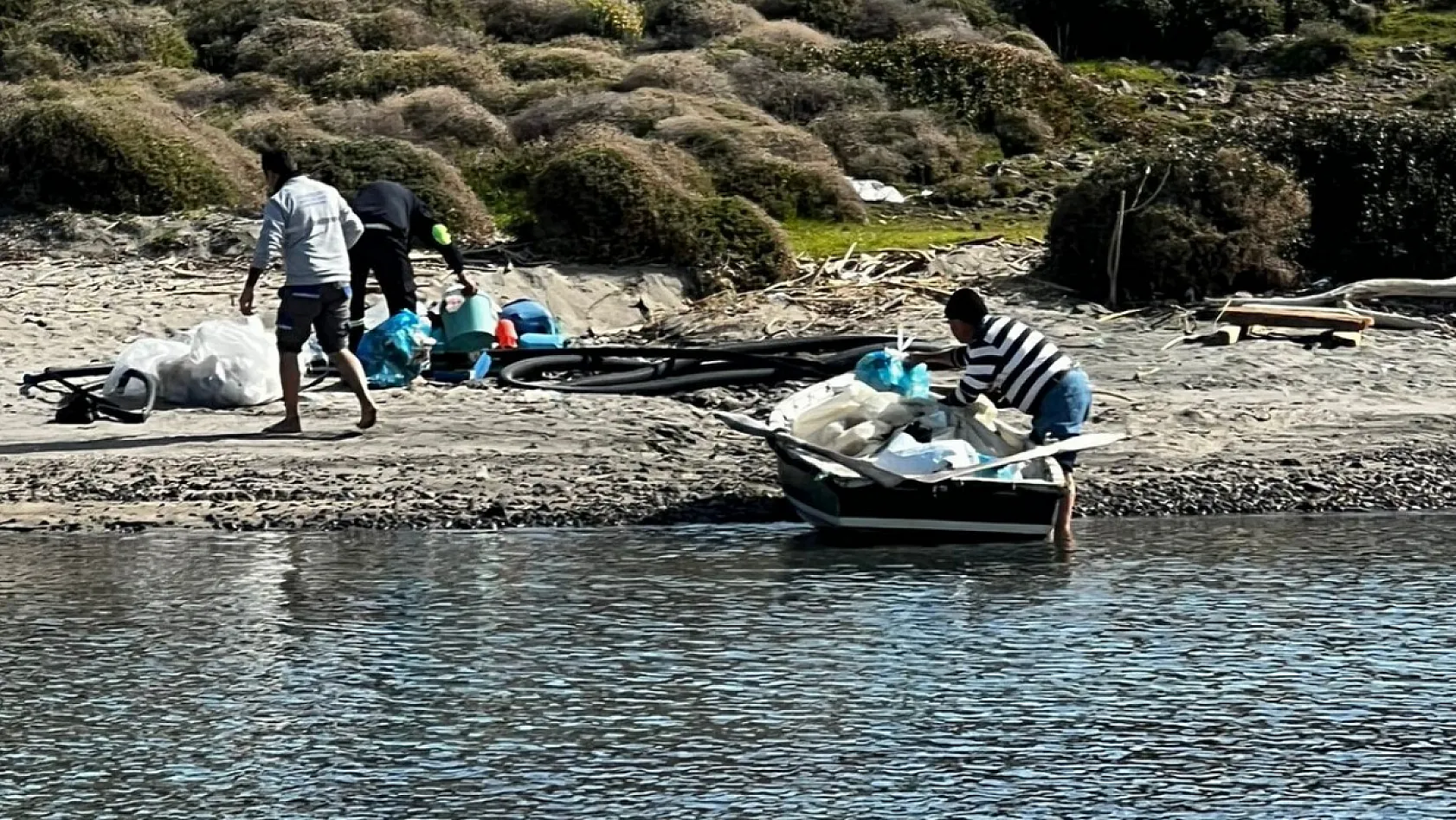 Bodrum'da Duyarlı Vatandaşlardan Haremten Koyu'nda Atık Temizliği