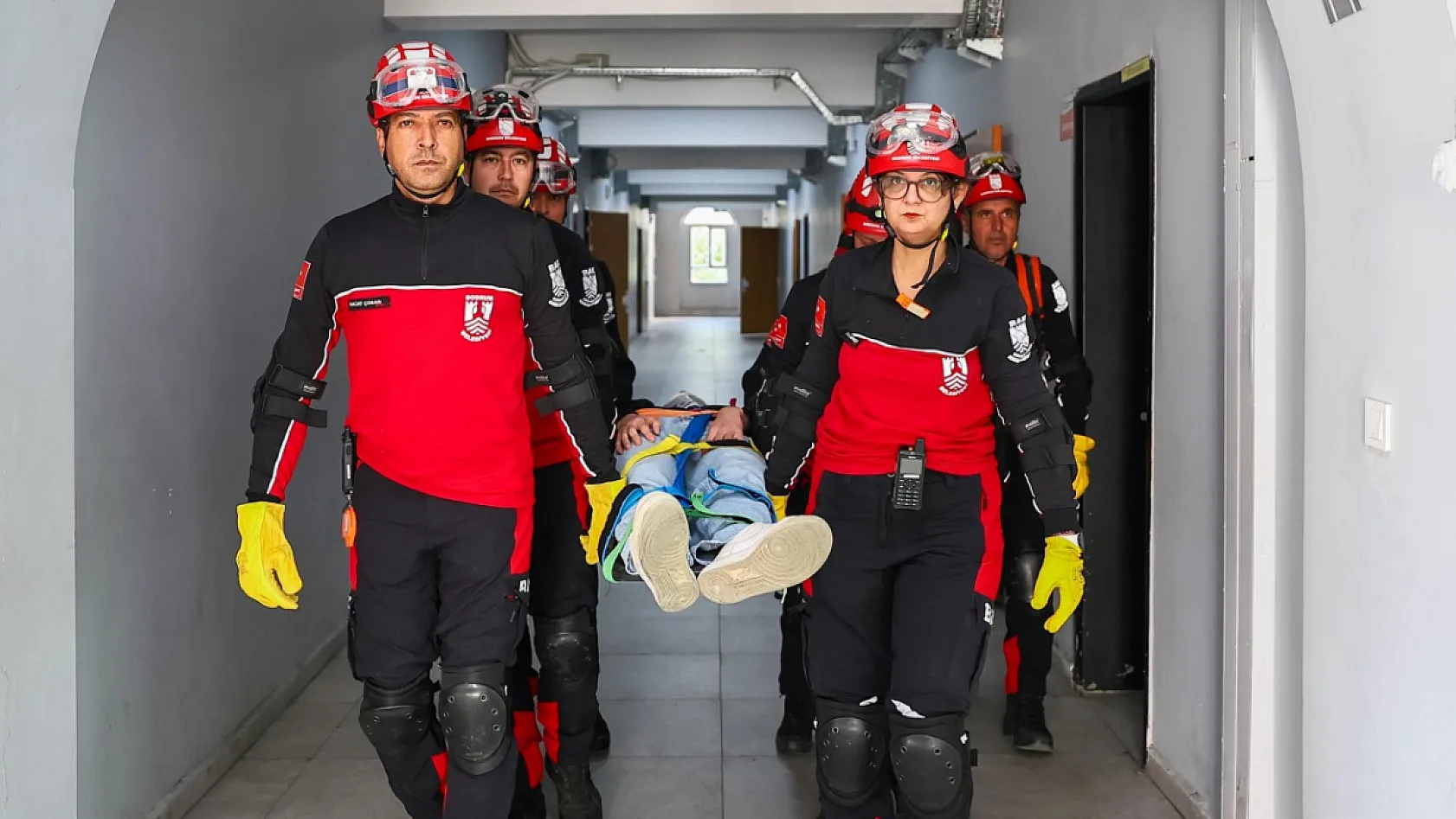 Bodrum'da öğrenciler deprem tatbikatında 'çök-kapan-tutun' yaptı