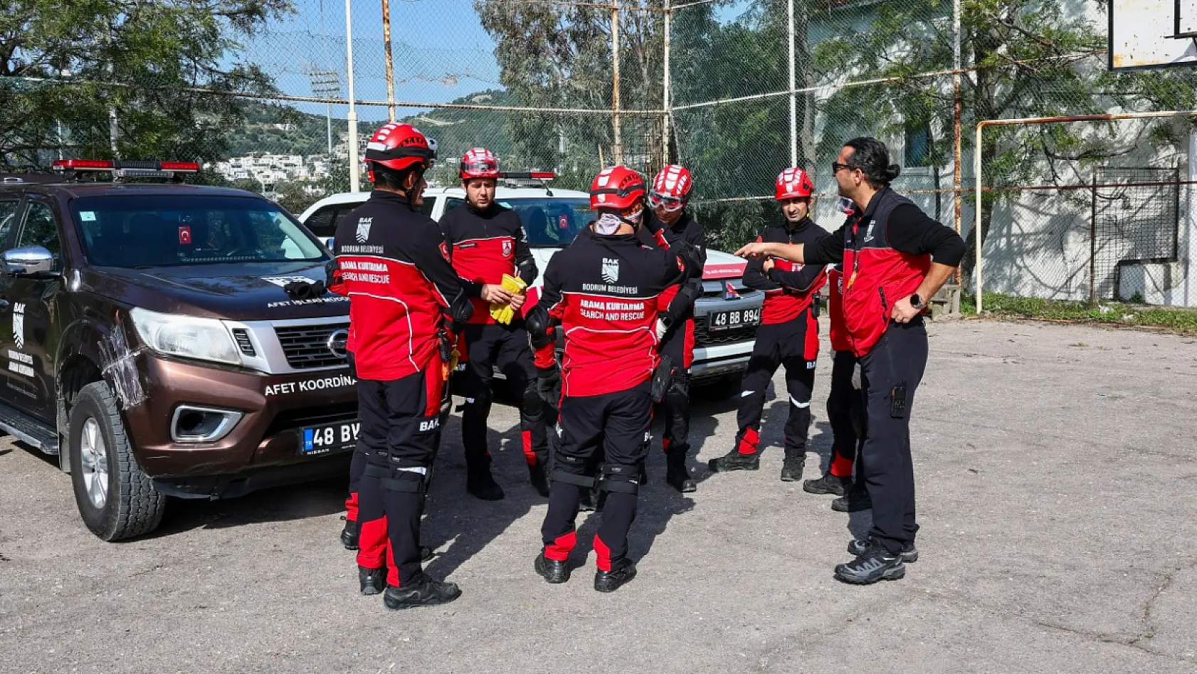 Bodrum'da öğrenciler deprem tatbikatında 'çök-kapan-tutun' yaptı