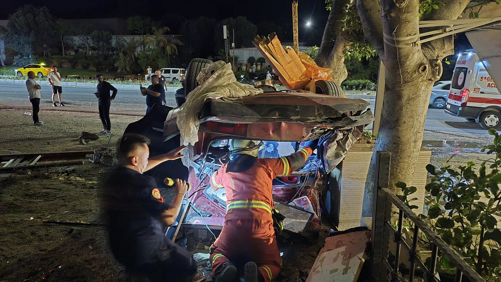 Bodrum'da otomobil tabelayı yıkıp ağaca çarptı: 2 yaralı