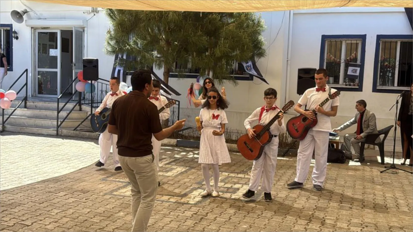 Bodrum'da Özel Öğrencilerden Vals ve Zeybek Gösterisi