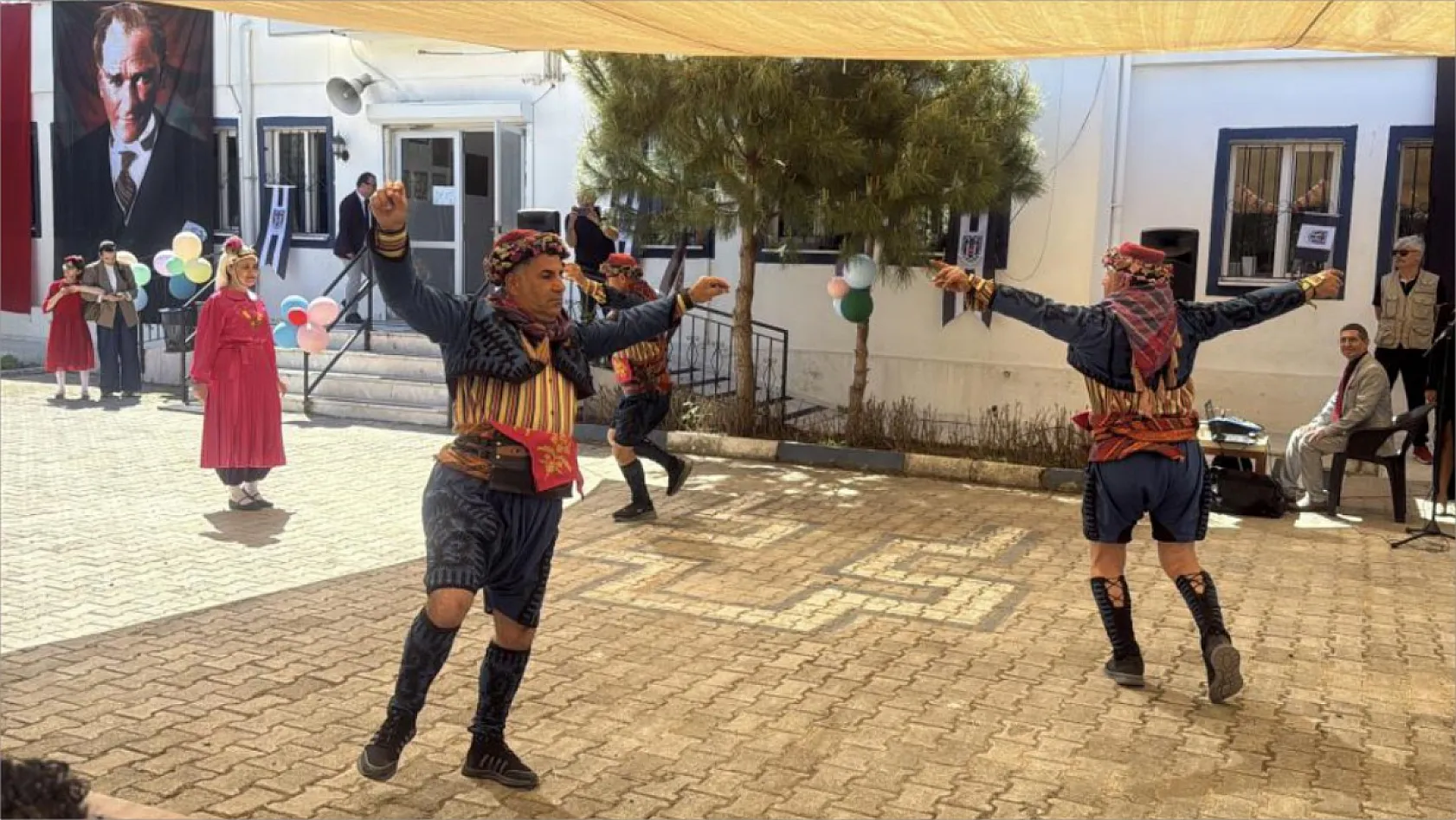 Bodrum'da Özel Öğrencilerden Vals ve Zeybek Gösterisi