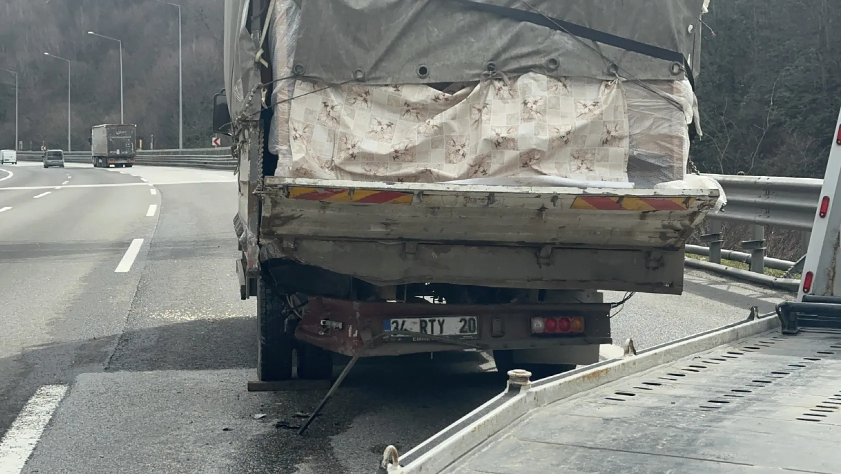 Bolu Dağı Tüneli'nde otomobille kamyonet çarpıştı: 2'si çocuk 4 yaralı
