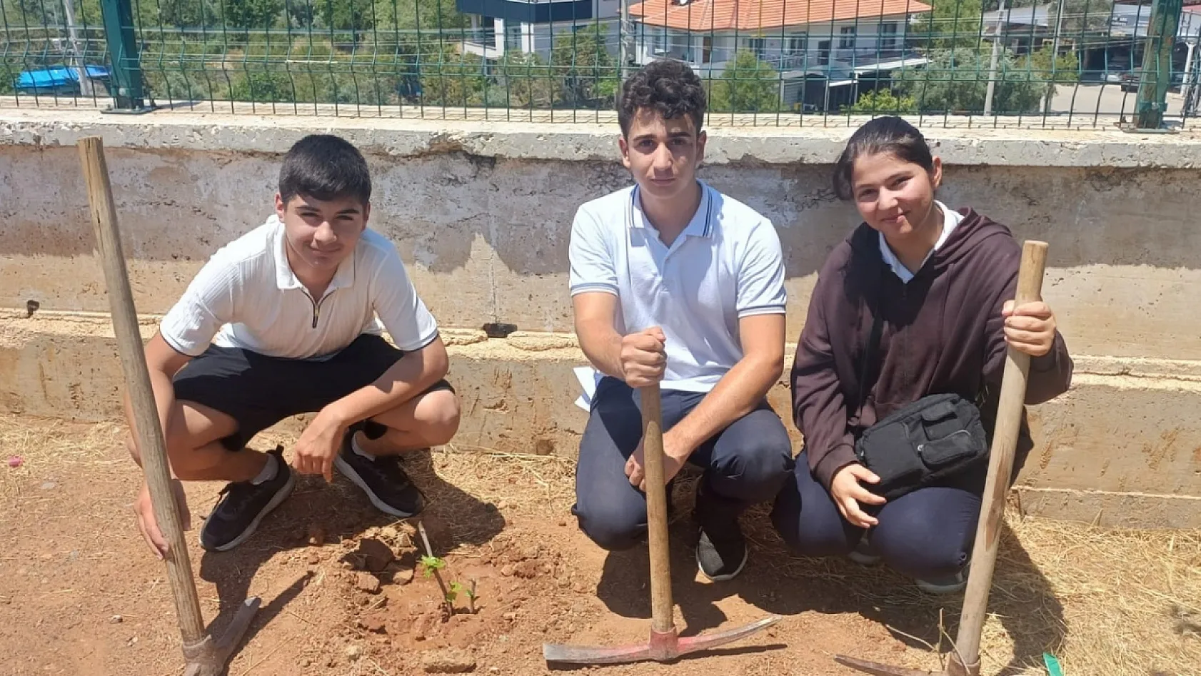 Bozburunlu Öğrenciler Karne Sevincini Fidan Dikerek Kutladı