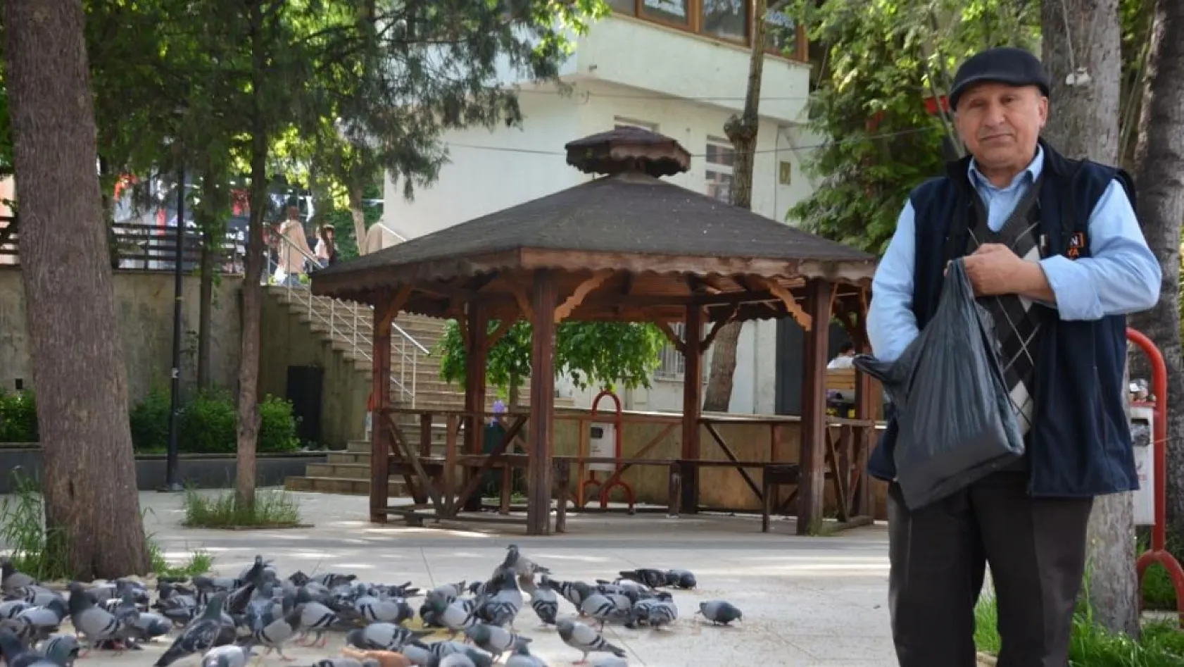 Bu bayramda eşini dostunu bıraktı, beslediği kuşlara koştu