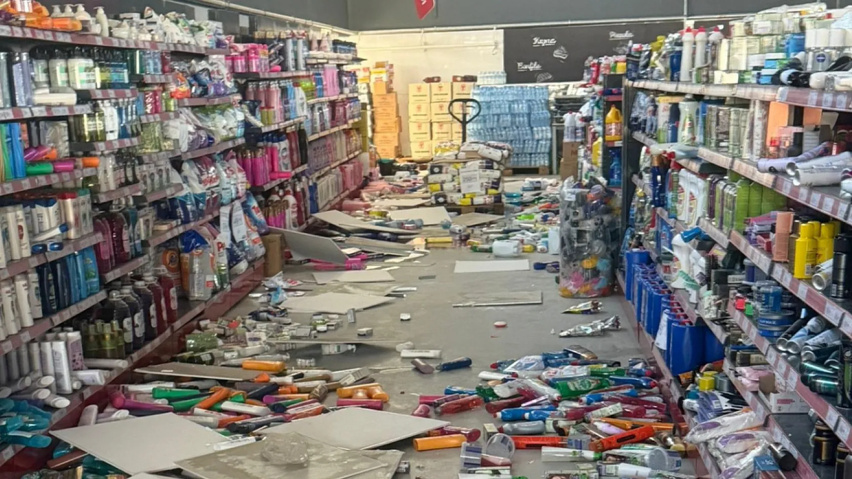Denizli Buldan'da 5.1'lik depremin ardından bazı işletmelerde hasar meydana geldi