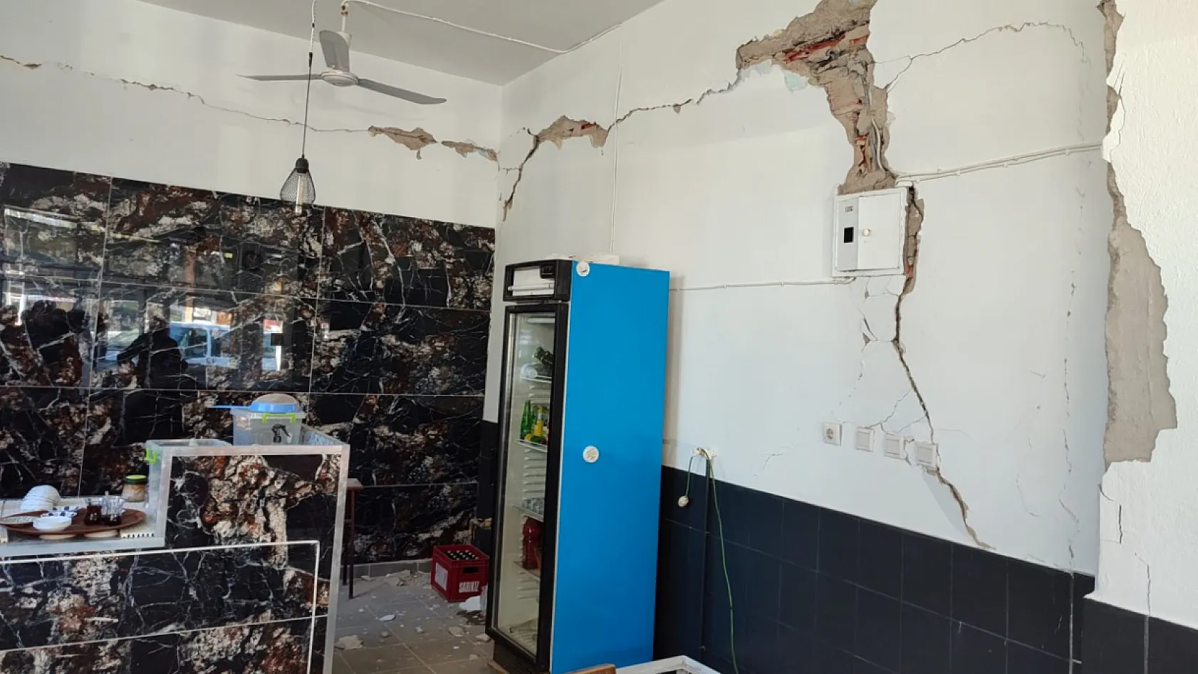 Denizli Buldan'da 5.1'lik depremin ardından bazı işletmelerde hasar meydana geldi