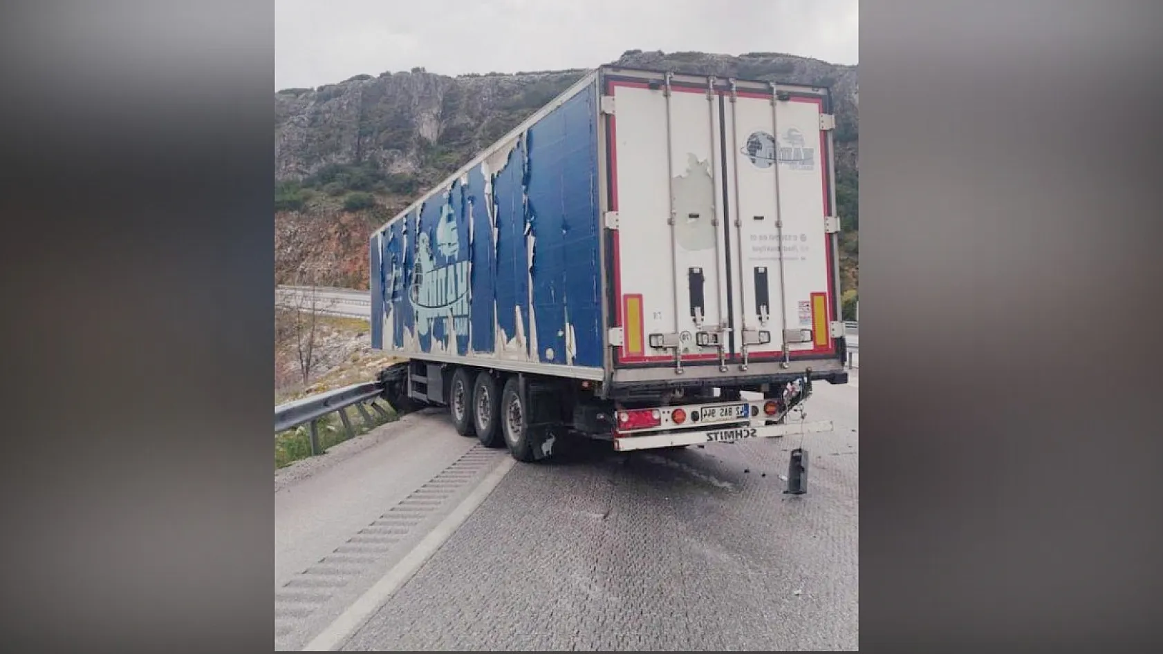 Burdur-Antalya Yolu'nda Tır Kazası: 1 yaralı