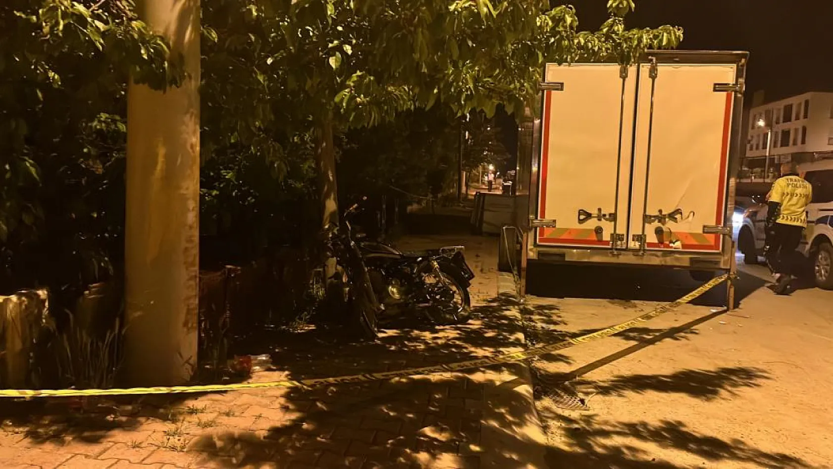 Burdur'da kontrolden çıkan motosiklet, park halindeki kamyonun altına girdi: 1 ölü