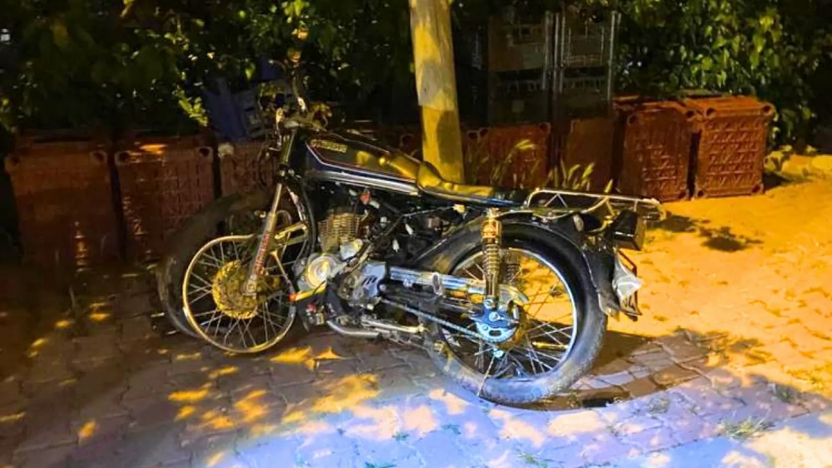 Burdur'da kontrolden çıkan motosiklet, park halindeki kamyonun altına girdi: 1 ölü