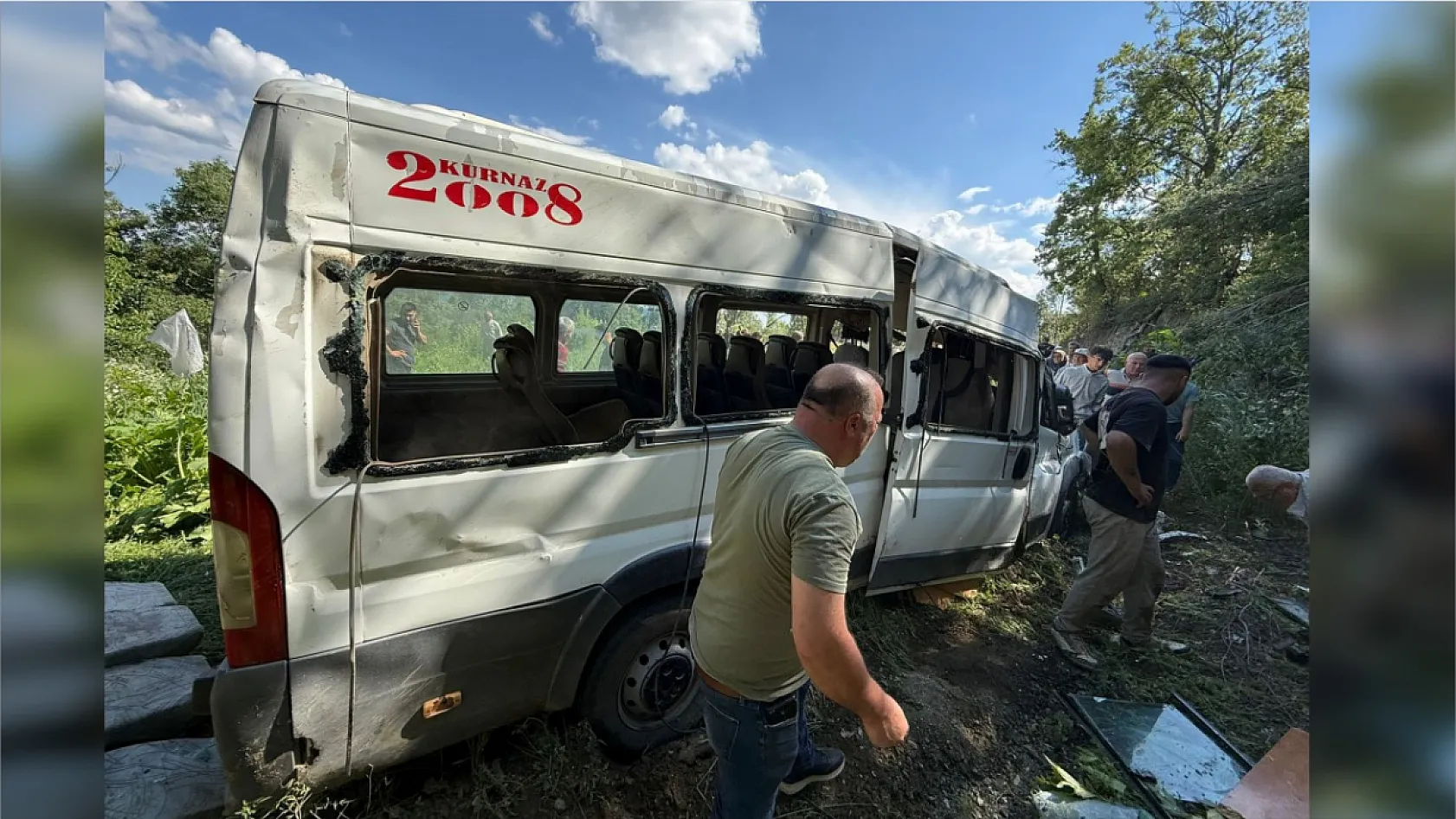 Burdur'da minibüs tarlaya uçtu: 8 yaralı