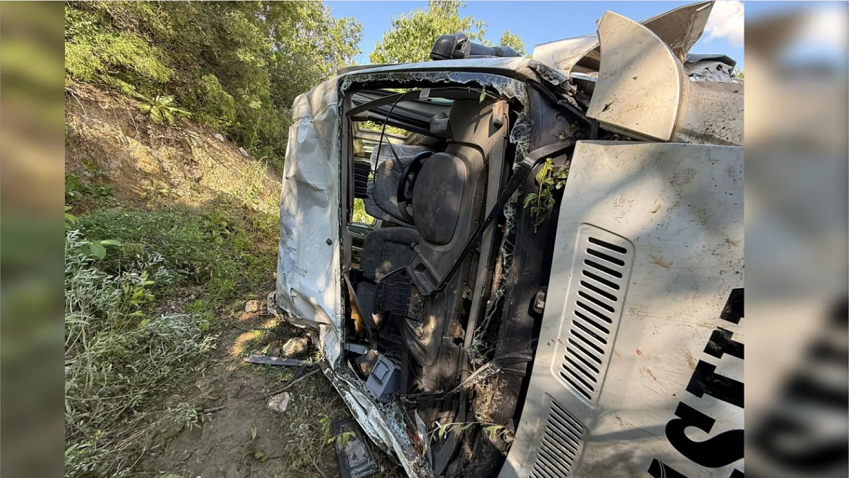 Burdur'da minibüs tarlaya uçtu: 8 yaralı