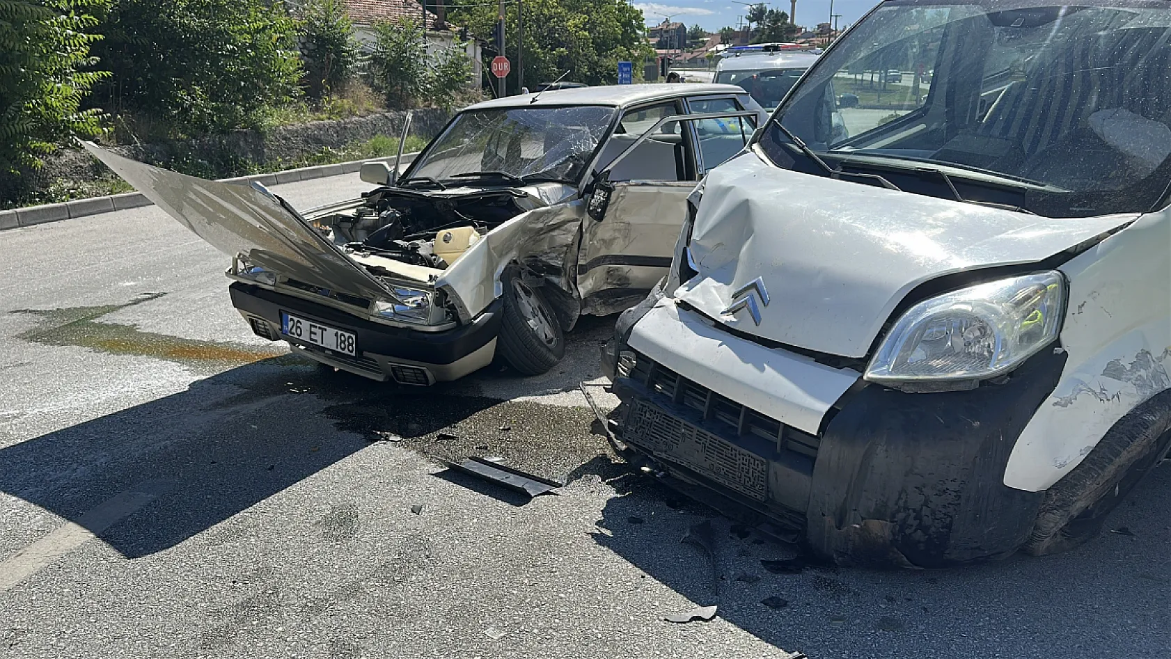 Burdur'da otomobil ile hafif ticari araç çarpıştı: 5 yaralı