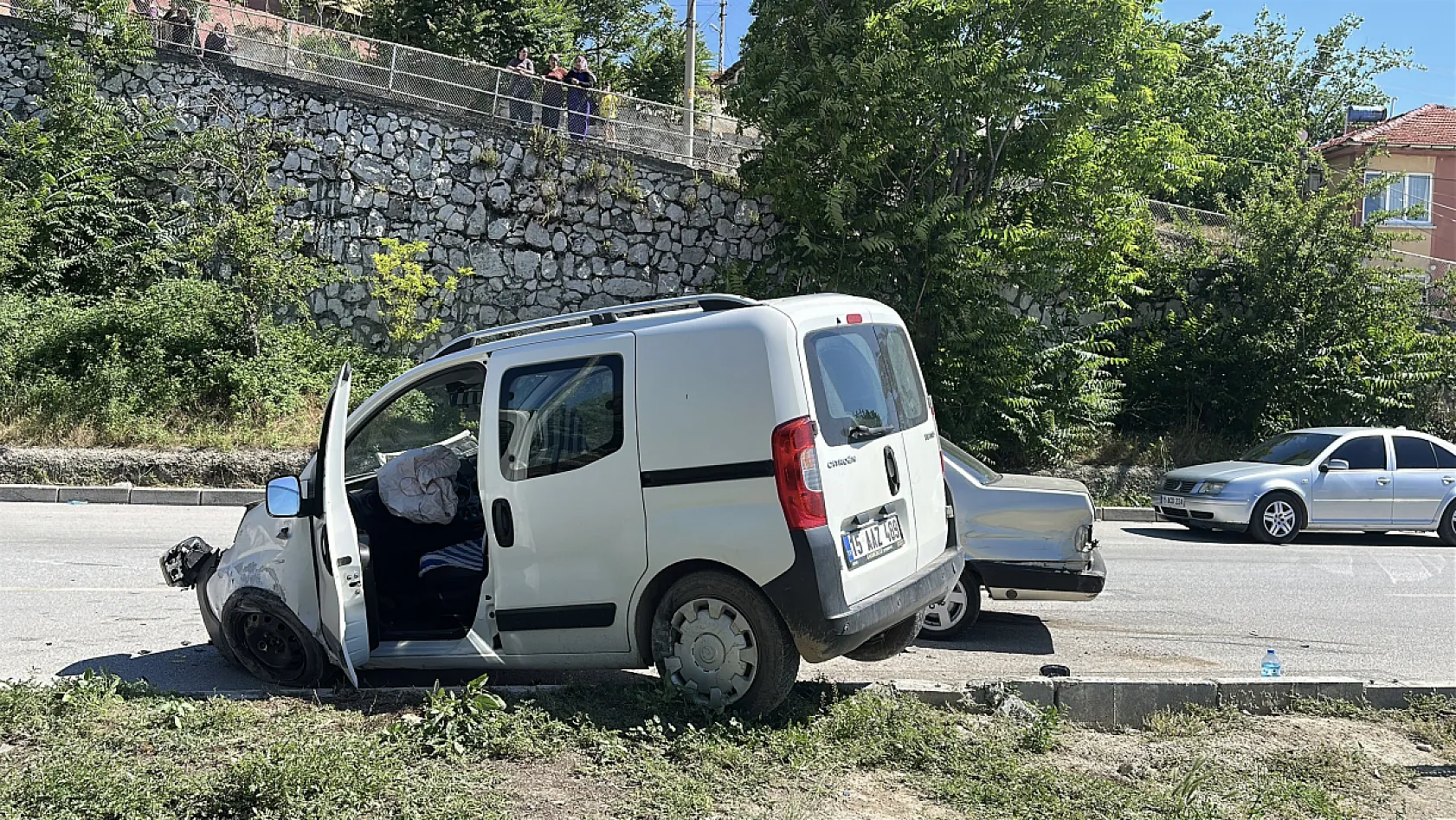 Burdur'da otomobil ile hafif ticari araç çarpıştı: 5 yaralı