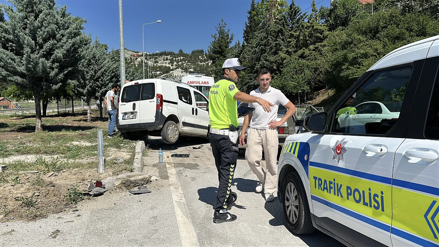 Burdur'da otomobil ile hafif ticari araç çarpıştı: 5 yaralı