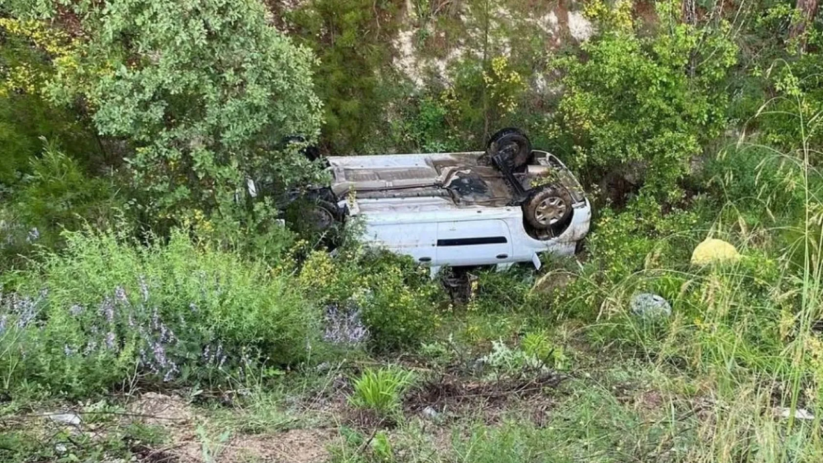 Burdur'da otomobil takla attı: 1 ölü, 2 yaralı