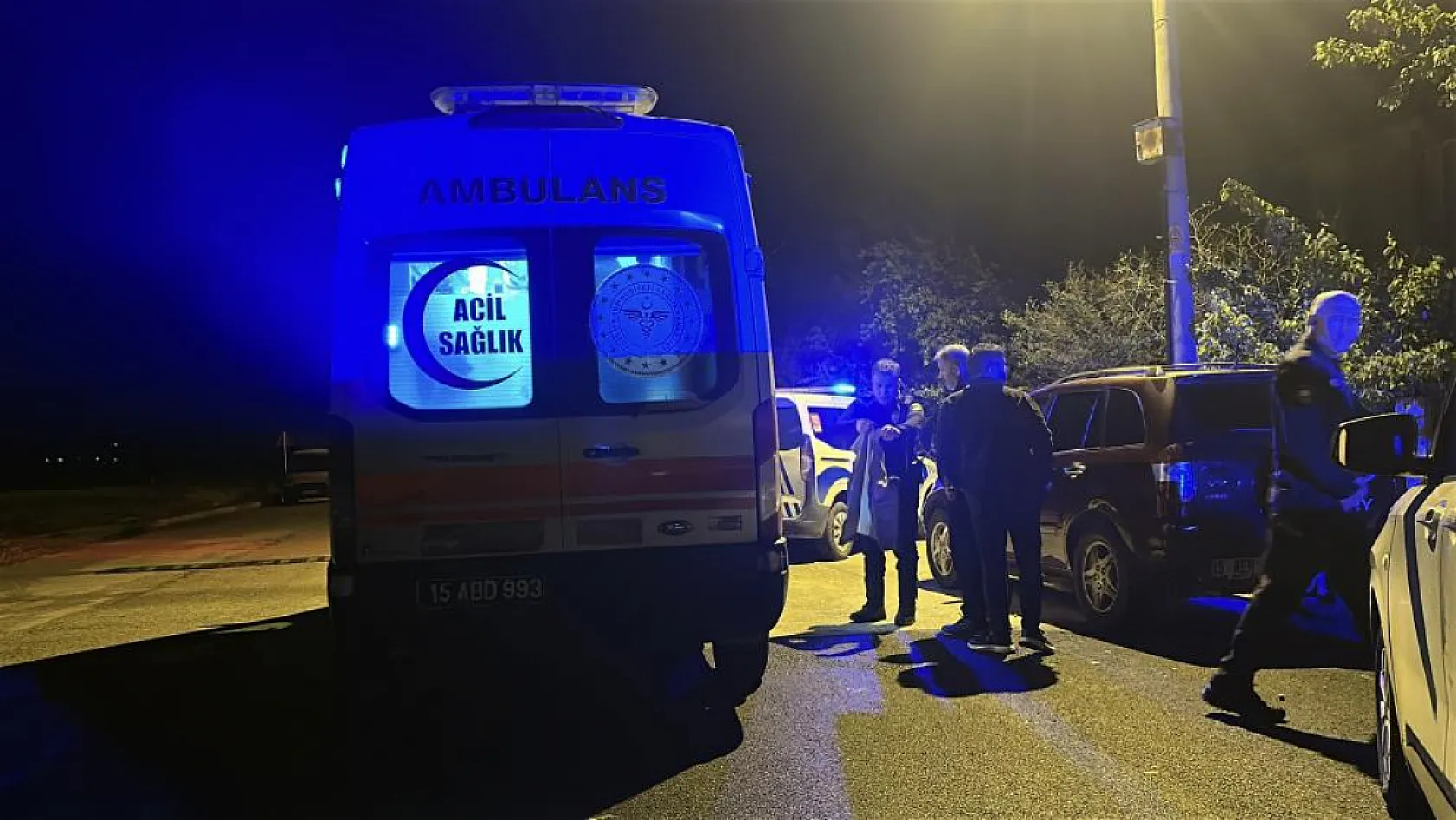 Burdur'da tartıştığı babasını bıçakladı, ekipler tarafından gözaltına alındı