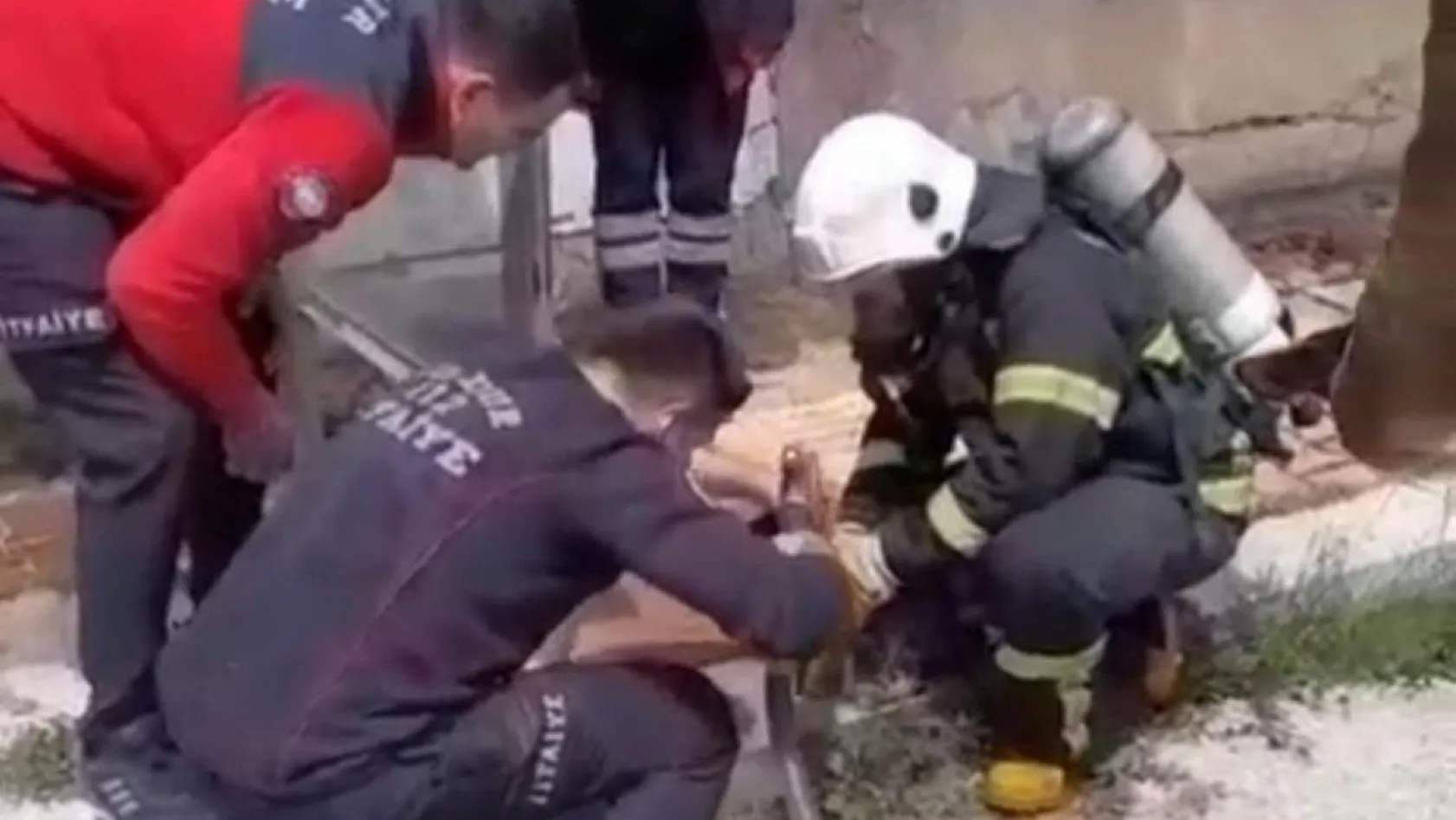 Burdur'da yangında ev sahibi dumandan etkilendi, mahsur kalan kedi ekiplerce kurtarıldı