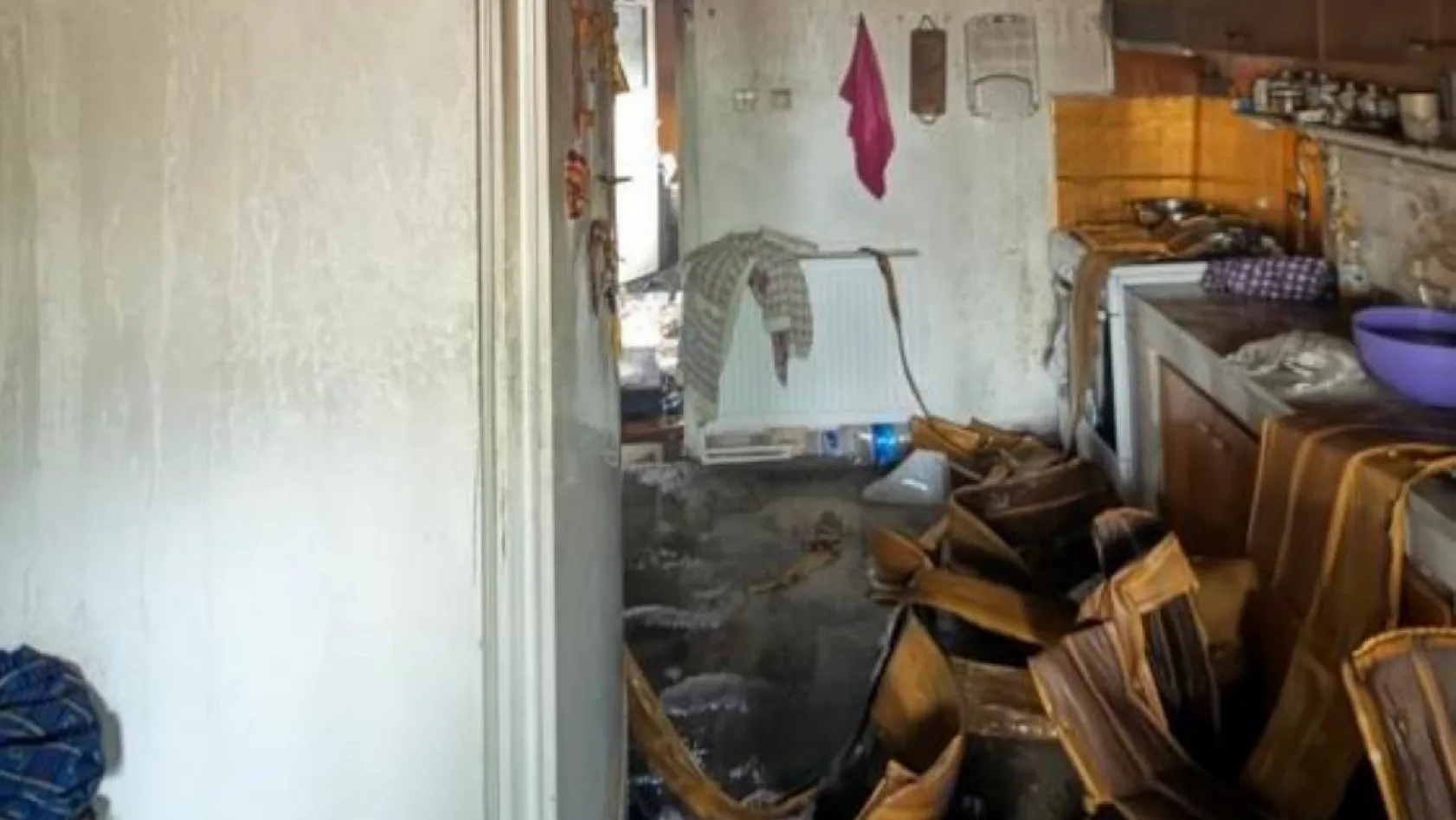 Burdur'da yangında ev sahibi dumandan etkilendi, mahsur kalan kedi ekiplerce kurtarıldı